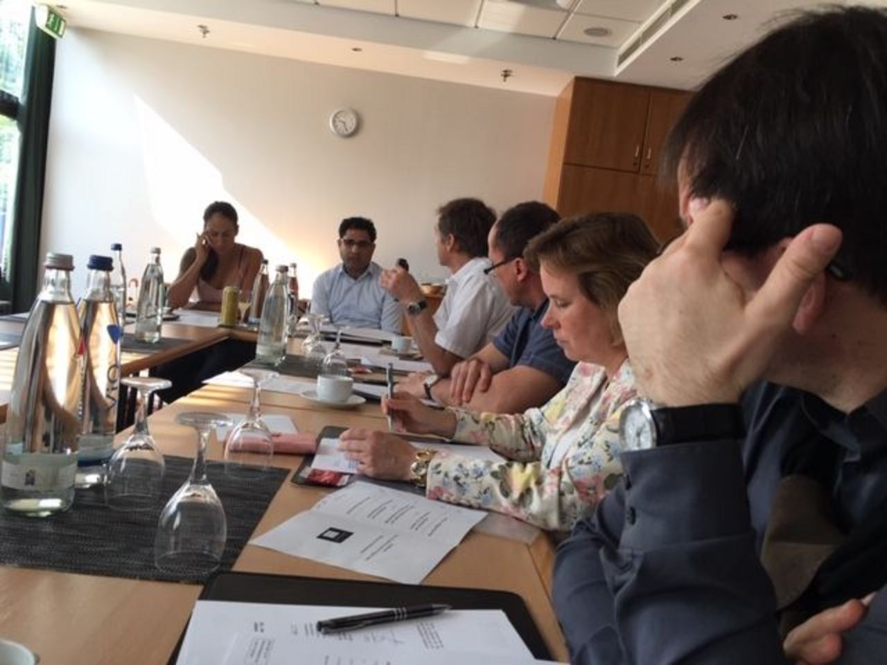 Fachbeirat des Bundesverband Skoliose sitzt bei einem Meeting an einem Tisch