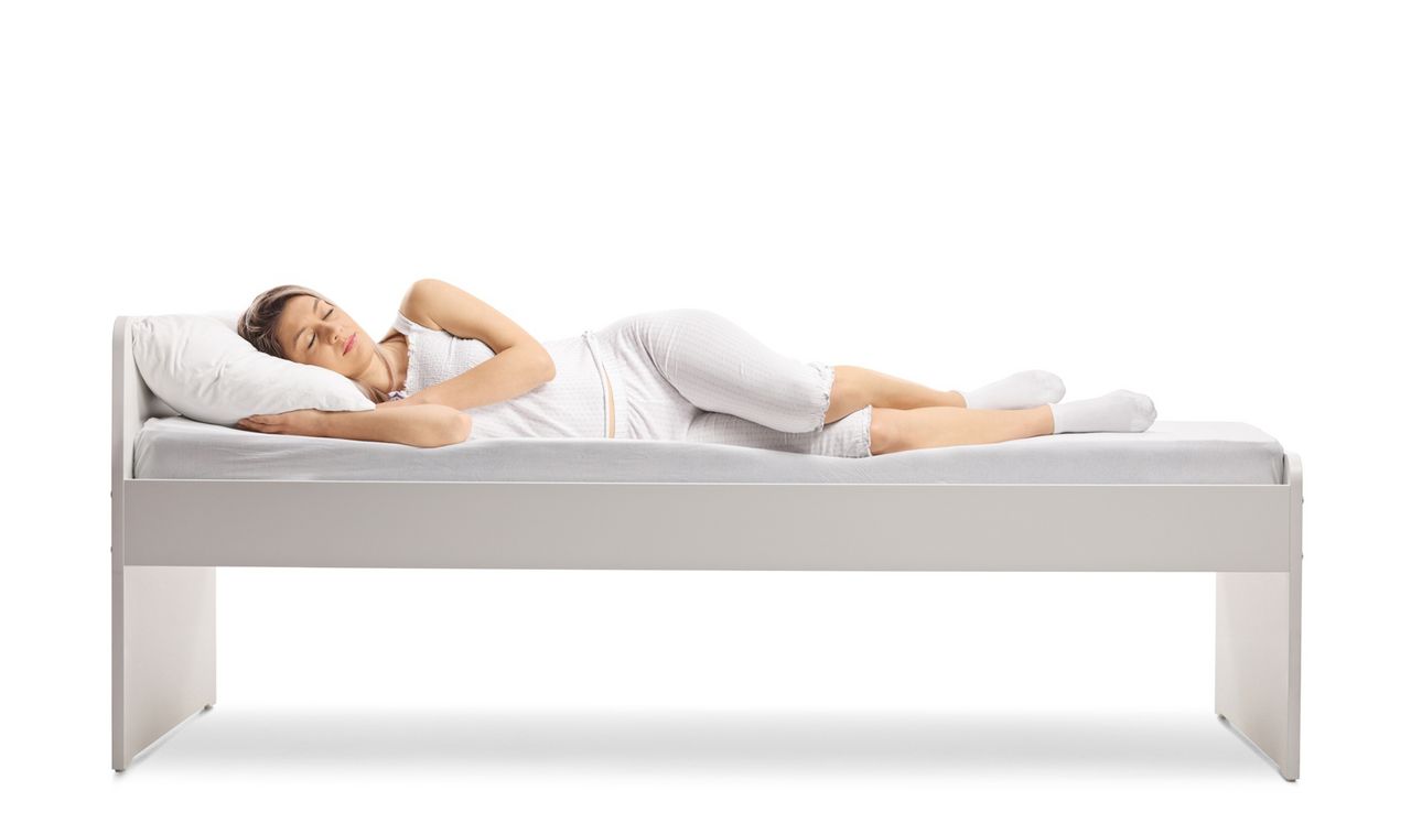 Frau schläft in einem Bett