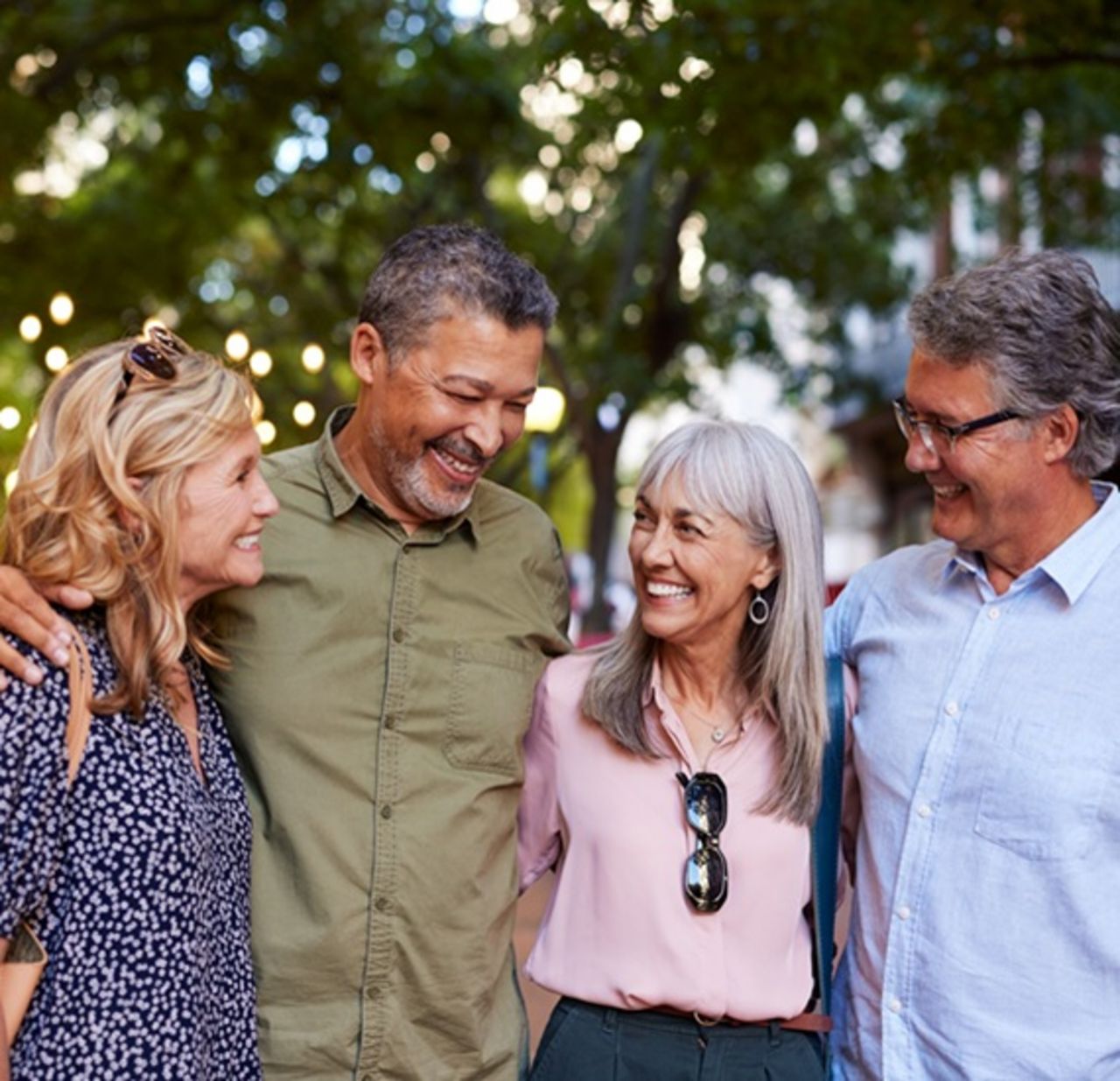 4 Erwachsene (2 Frauen, 2 Männer) 4 Erwachsenen (2 Frauen, 2 Männer)