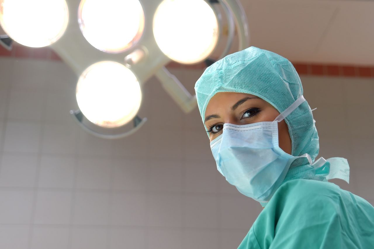 Gesicht einer OP-Schwester mit Haube Gesicht einer OP-Schwester mit Haube