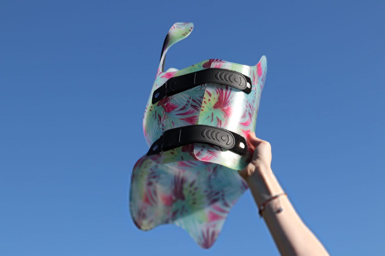 Korsett vor blauem Himmel