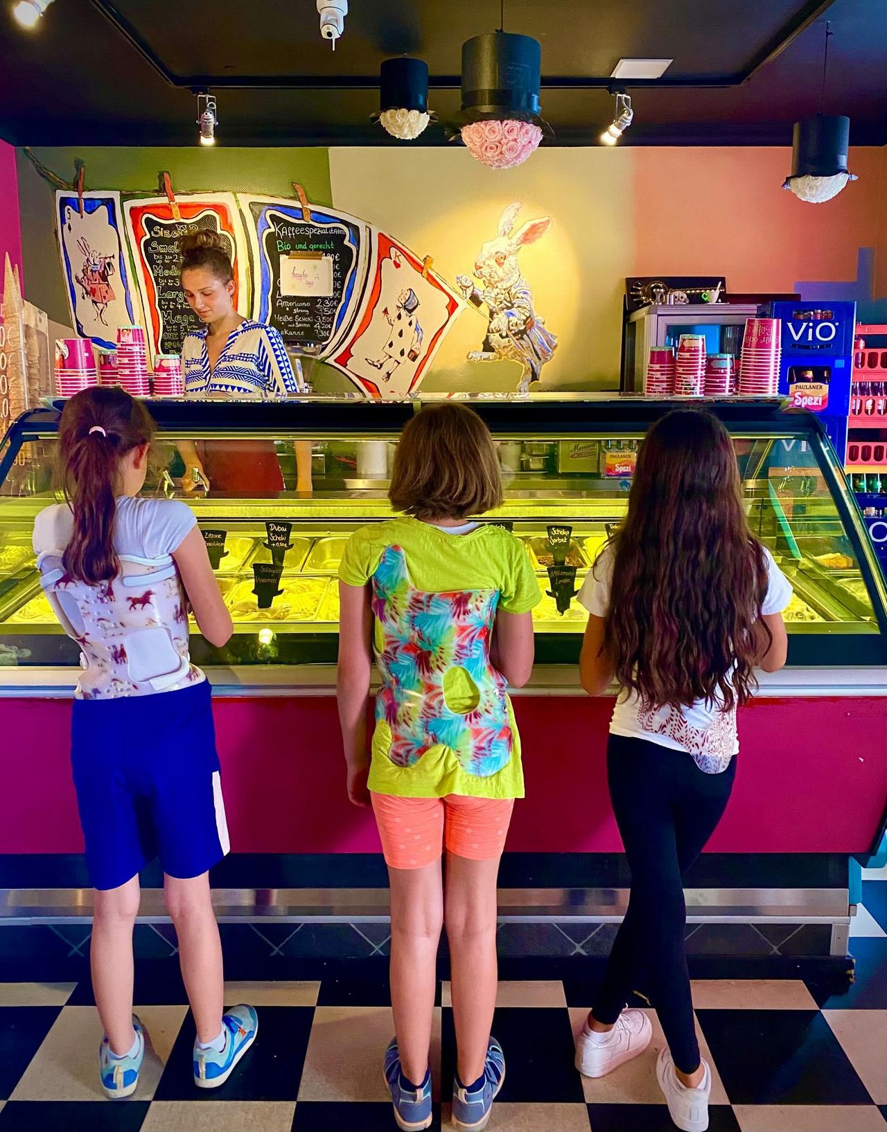 Kinder in einer Eisdiele