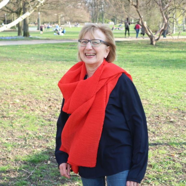 Skoliose Selbsthilfegruppe Mainz Leiterin Elke Fauck im Park