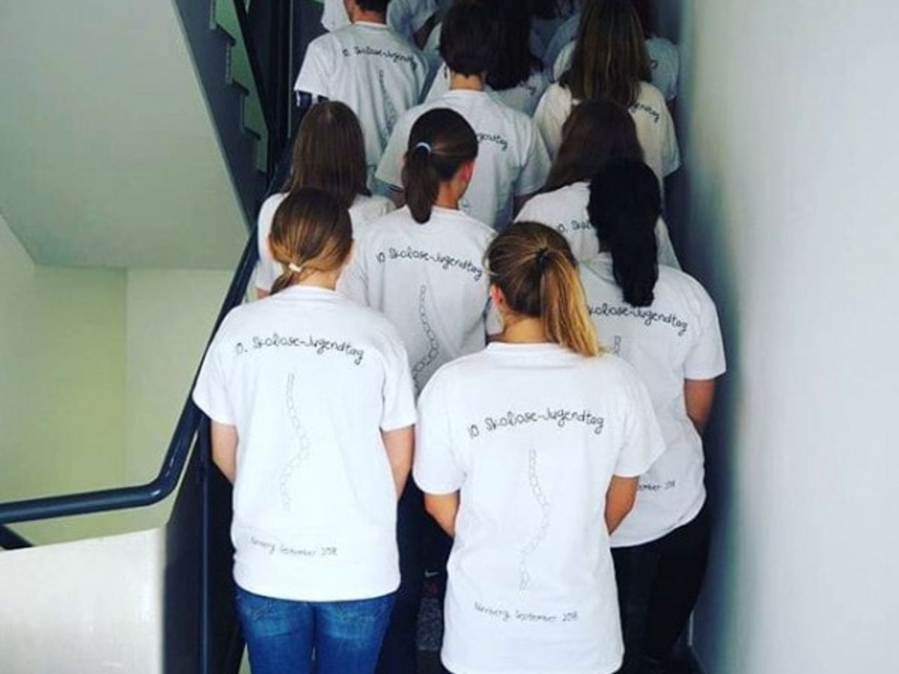 Jugendliche stehen auf einer Treppe am Skoliose Jugendtag 2018