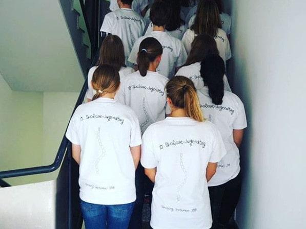 Jugendliche stehen auf einer Treppe am Skoliose Jugendtag 2018