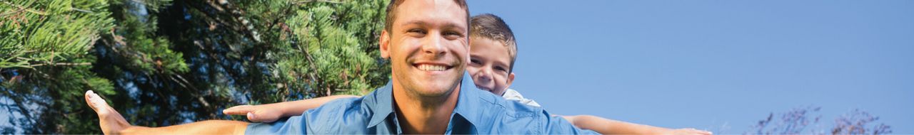 Symbolbild Vater und Sohn lachen zusammen