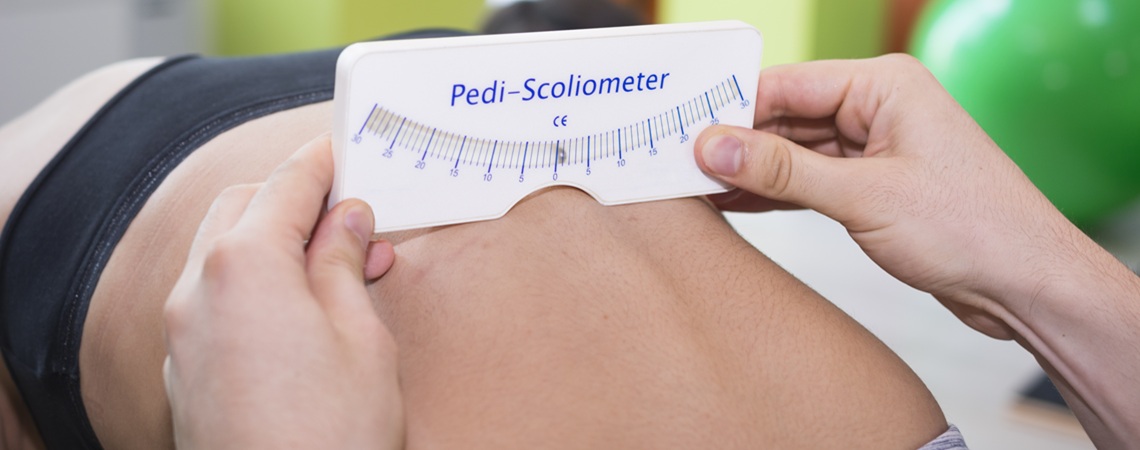 Vorbeugetest mit Scoliometer