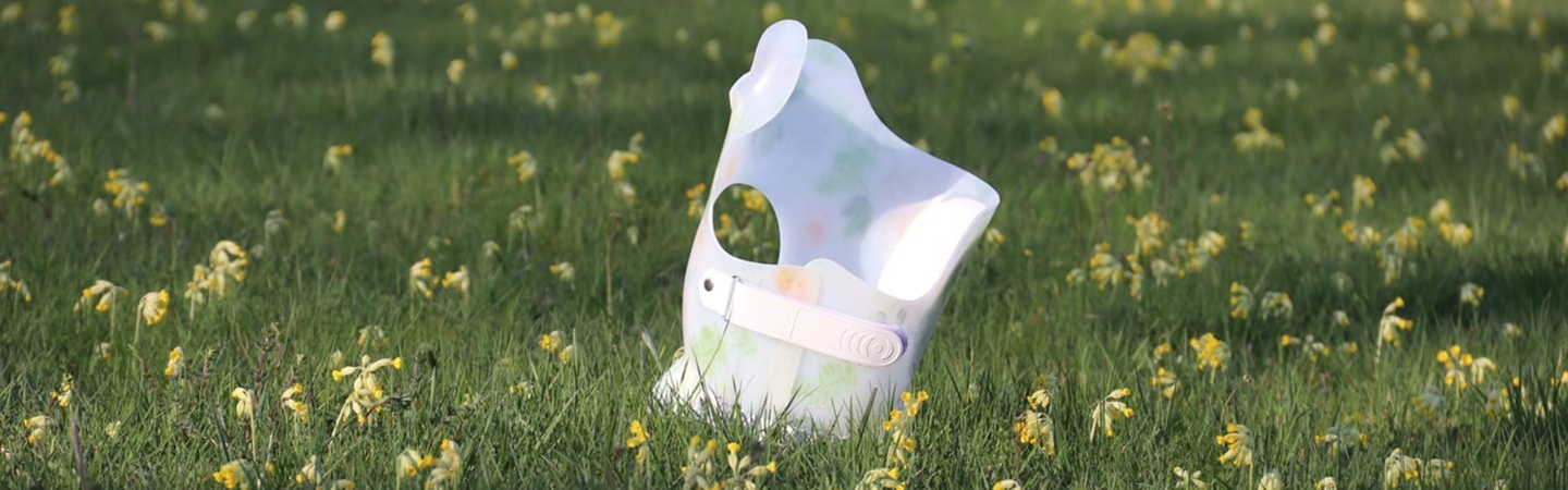 weißes Korsett auf Wiese