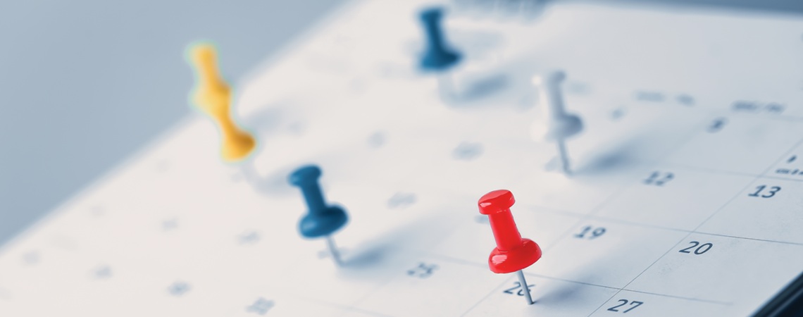 Kalender mit farbigen Stickern