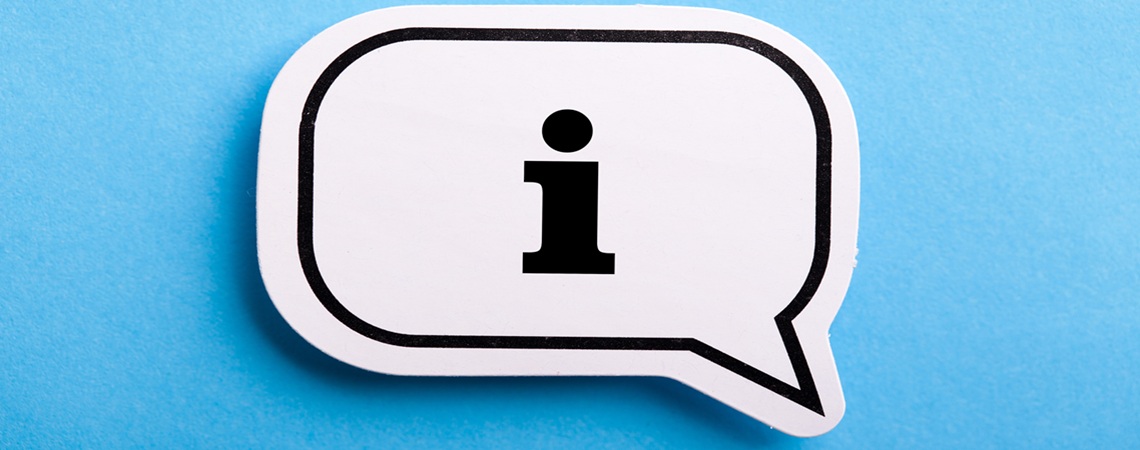 weißes Sprechblase mit Buchstaben "i" weißes Sprechblase mit Buchstaben "i"