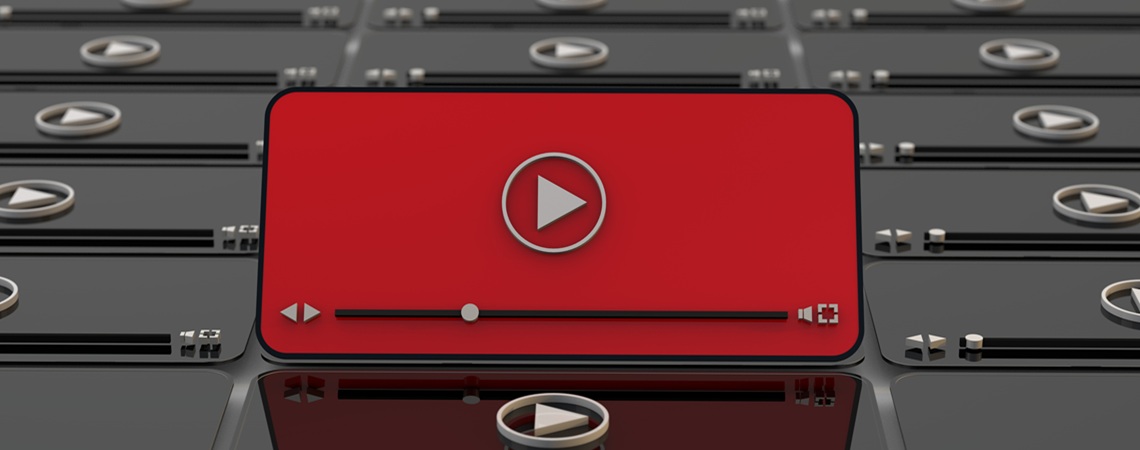 ein rotes Handy , auf dem ein Video aufgerufen wird