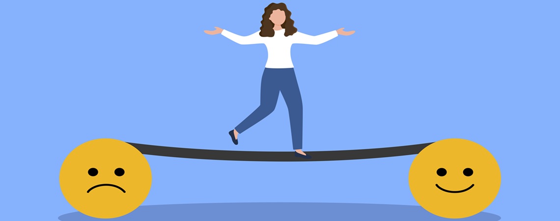 Frau balanciert zwischen traurigem und lachendem Smiley