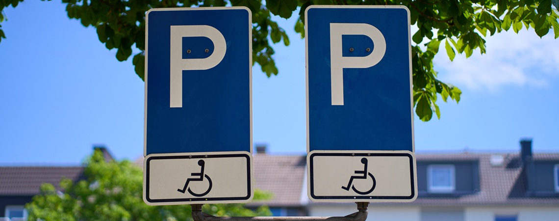 2 Verkehrsschilder für Behindertenparkplätze