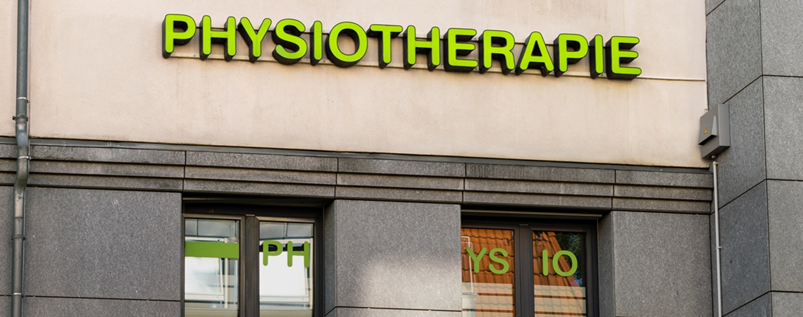 Eingang einer Physiotherapiepraxis