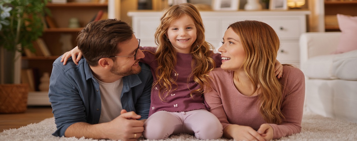Eltern mit jungem Mädchen