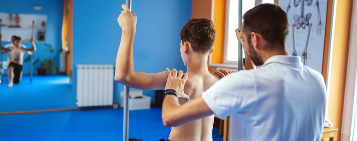 Junge turnt Schroth Übung