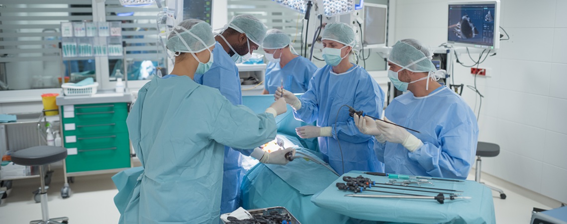 Ärzte und OP-Schwester stehen um einen Operationstisch