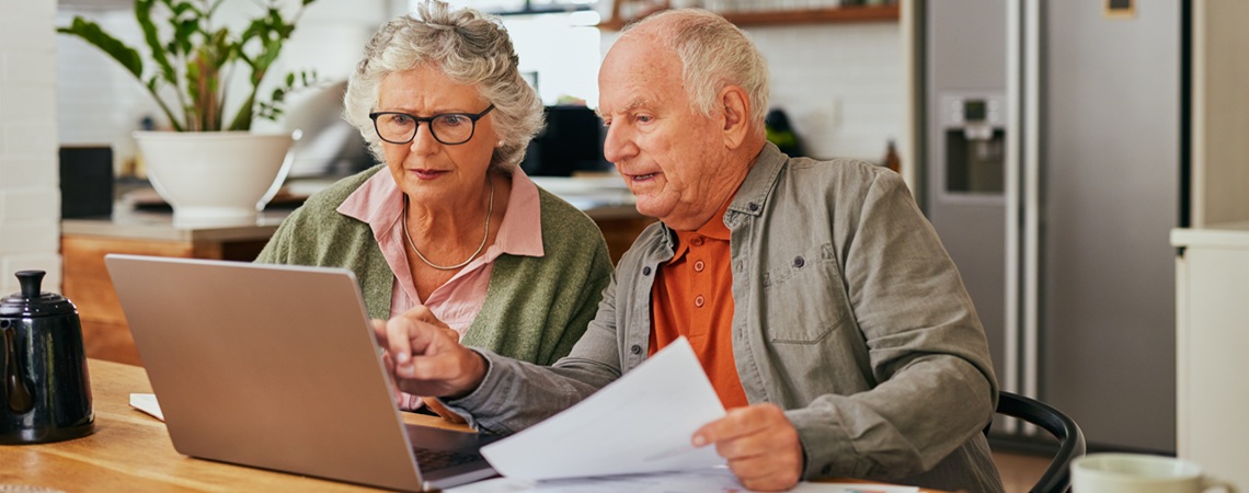 Rentnerpaar vor einem Laptop