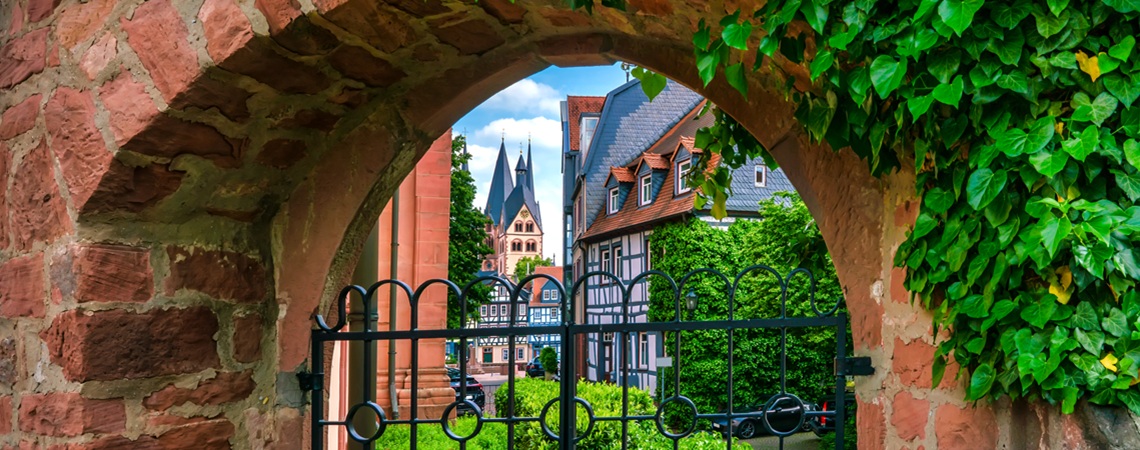 Blick durch einen Torbogen auf Gelnhausen Blick durch einen Torbogen auf Gelnhausen