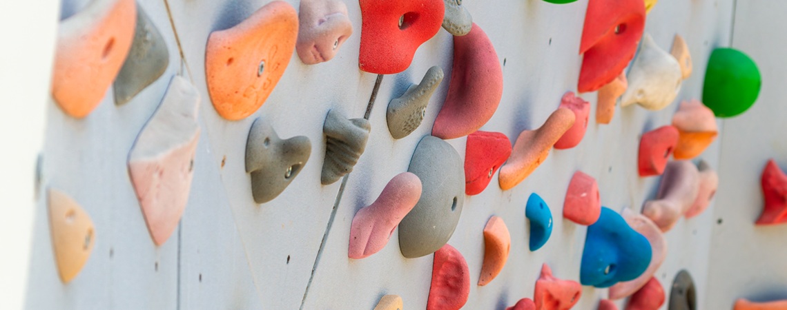 Kletterwand mit bunten Halterungen