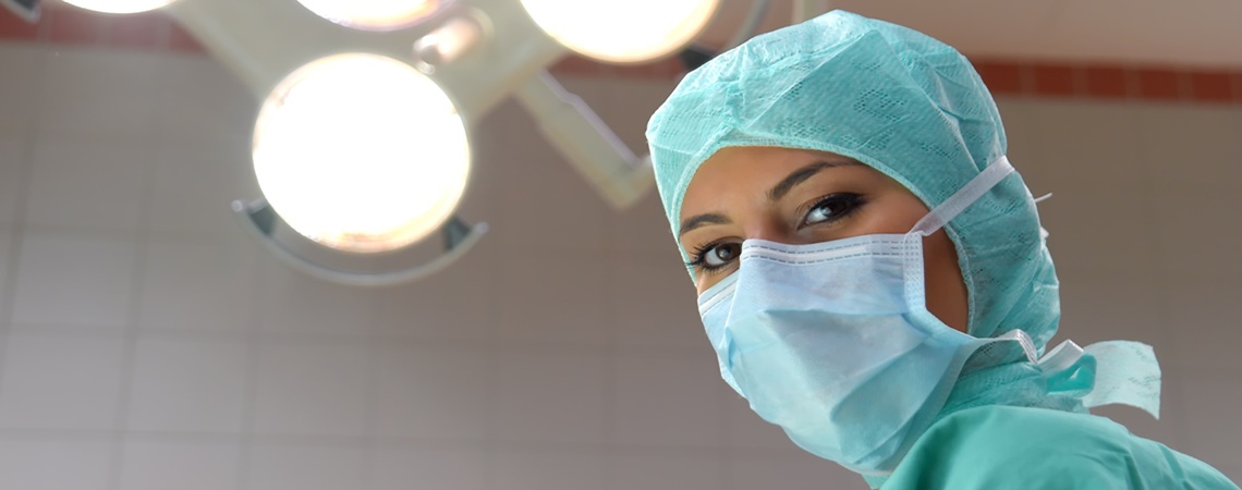 Kopf einer OP-Schwester mit Haube